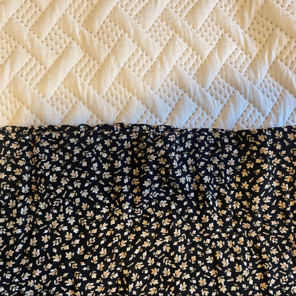 FLORAL MINI SKIRT (BLACK) - Picture 4 of 10